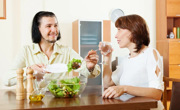 Couple eating vegetarian salad — Stock Photo, Image