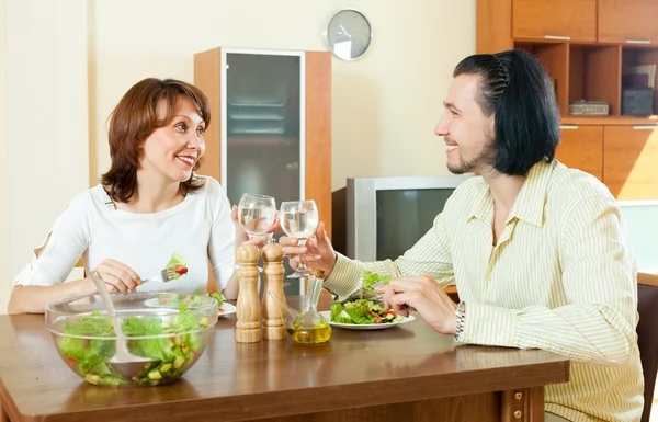 Femme avec un homme mangeant une salade de légumes — Photo