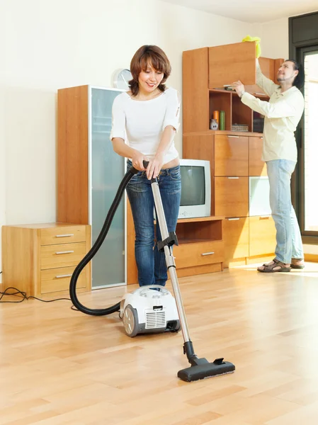 Casal amigável fazendo tarefas domésticas — Fotografia de Stock