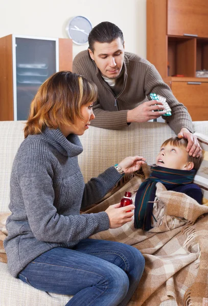 Föräldrar att ge läkemedel sirap till tonåring — Stockfoto