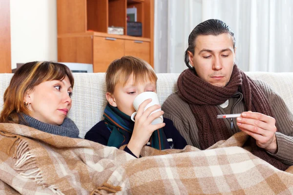 Familia de tres con hijo adolescente están enfermos — Foto de Stock