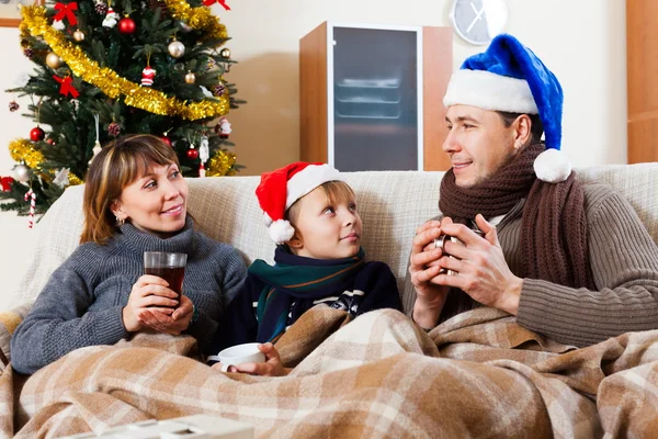 Aile ile Noel ağacı yakınındaki çay — Stok fotoğraf