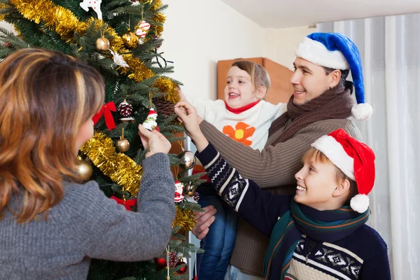 Bonne famille de quatre personnes célébrant Noël — Photo