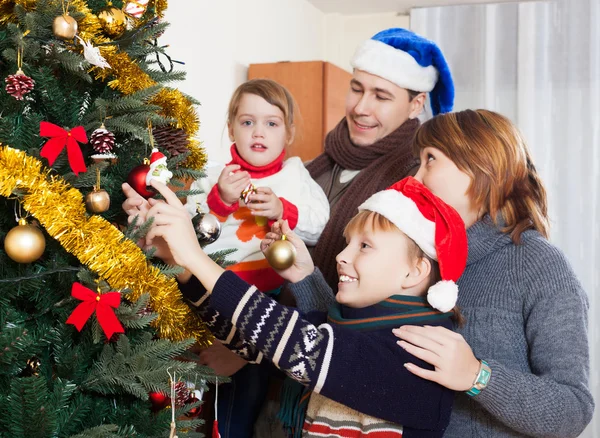 Familia feliz en el tiempo de año nuevo —  Fotos de Stock