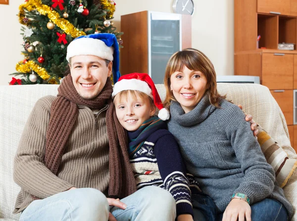 Föräldrar med son poserar för jul porträtt — Stockfoto