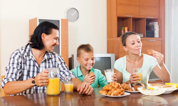 Koppel met tiener kind tijdens het ontbijt — Stockfoto