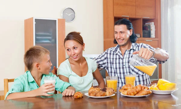 Familie frühstückt — Stockfoto