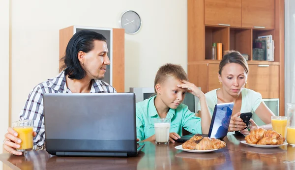 Paar op zoek e-mail in laptops tijdens het ontbijt — Stockfoto