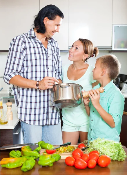 Felice famiglia a casa cucina — Foto Stock