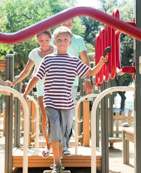 Family of three overcomes  obstacle course — Stock Photo, Image