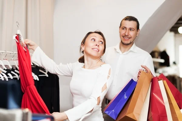Couple choosing clothes — Stock Photo, Image