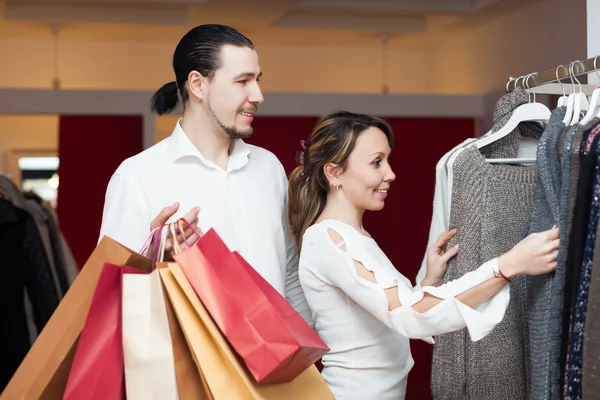 Dois compradores com sacos de compras na loja de roupas — Fotografia de Stock