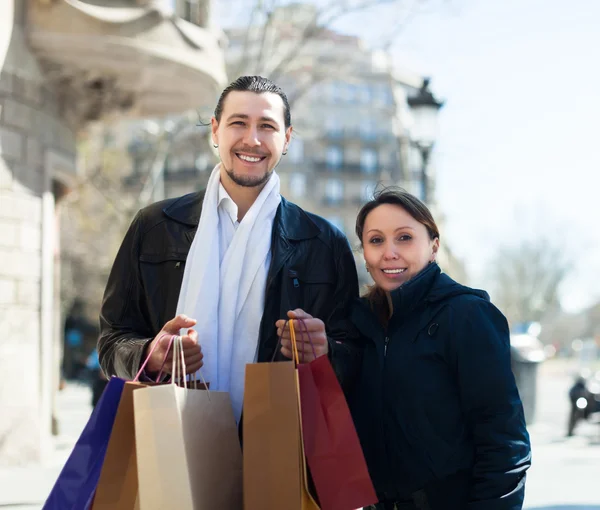 Par med påsar på street — Stockfoto