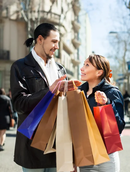Uomo e donna con shopping bags in strada — Foto Stock