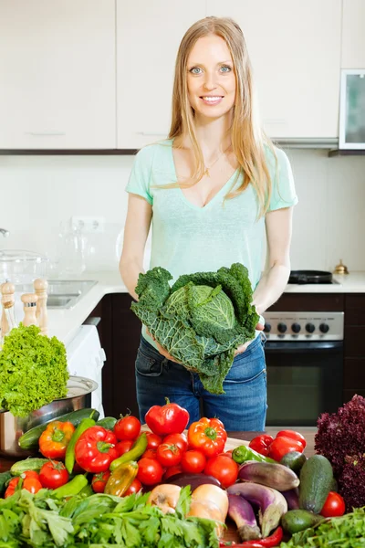 Donna con verdure crude — Foto Stock