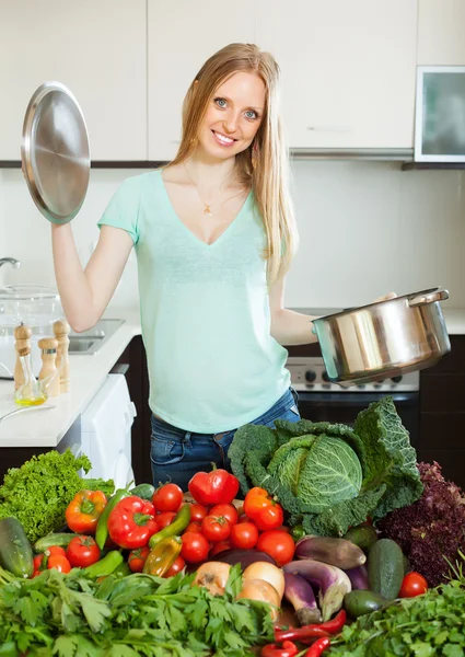 Μαγείρεμα με τηγάνι και σωρός από λαχανικά γυναίκα — Φωτογραφία Αρχείου