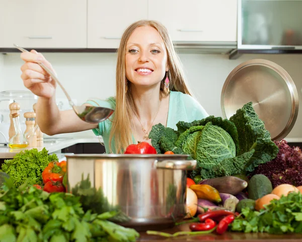 Pozitif ev kadını evde yemek — Stok fotoğraf