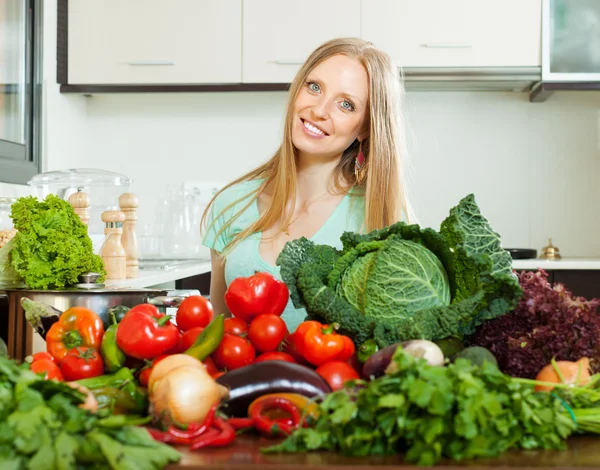 Mujer con verduras crudas —  Fotos de Stock