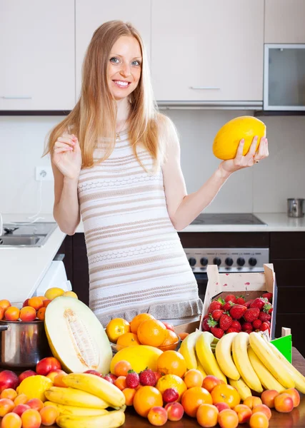 Donna dai capelli lunghi bionda con melone — Foto Stock