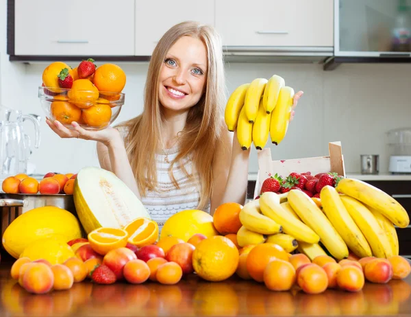 Positive   long-haired woman with bananas — Stock Photo, Image