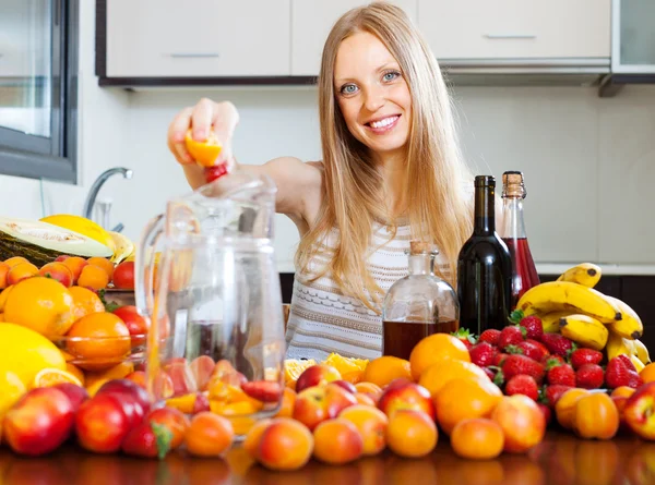 Tjej att göra frukt drycker med vin — Stockfoto