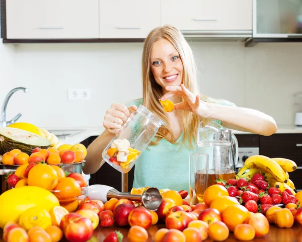 Vrouw maken fruit dranken — Stockfoto