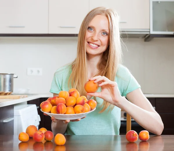 Meisje bedrijf abrikozen — Stockfoto