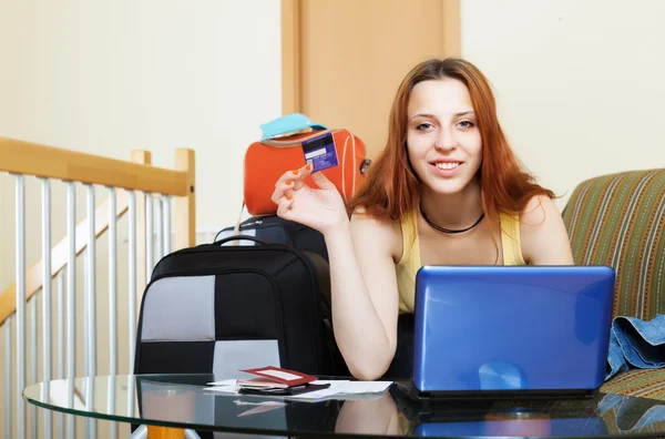 Mujer comprando entradas en línea —  Fotos de Stock