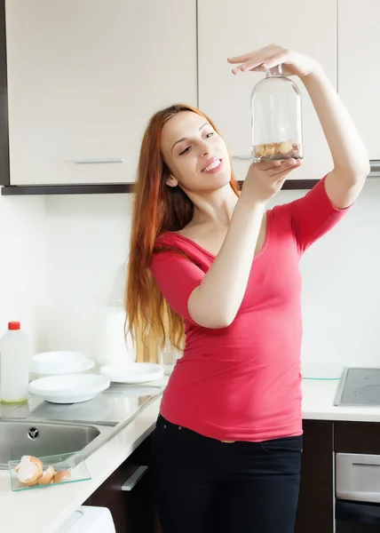 Mujer botella de vidrio de limpieza con cáscara de huevo — Foto de Stock