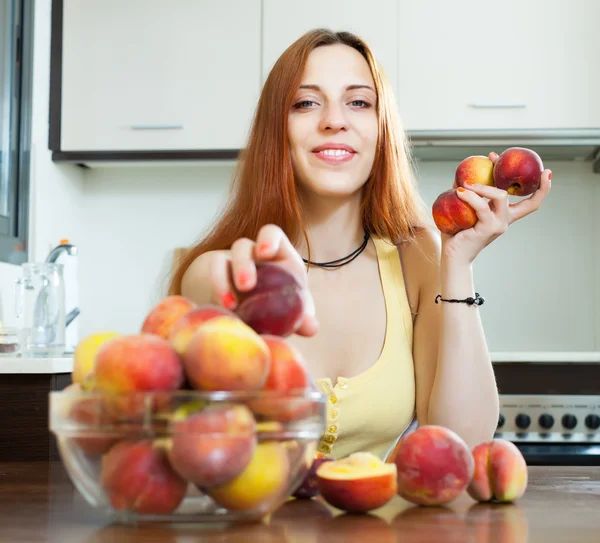 Gelukkig mooie vrouw met perziken — Stockfoto