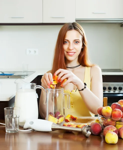 Woman cooking  from peaches — Stock Photo, Image