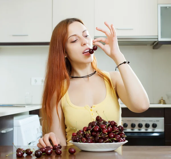 Menina de cabelos longos comendo cerejas — Fotografia de Stock