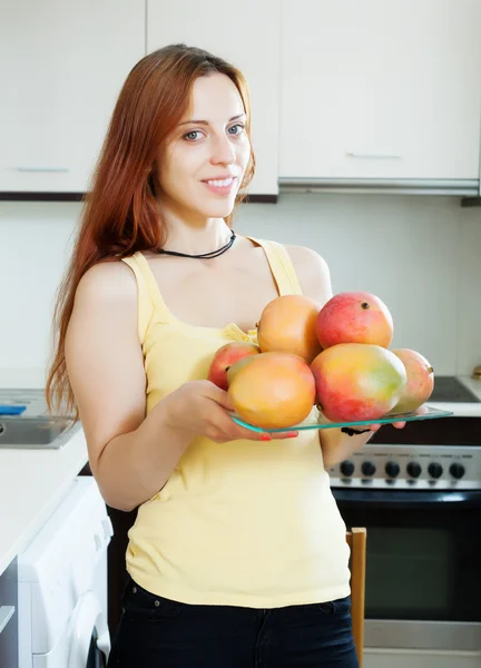 Woman holding plate with ripe mango — Stock Photo, Image