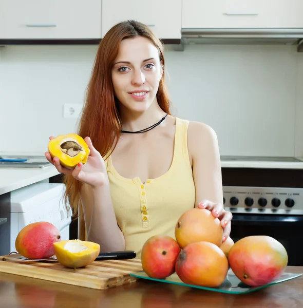 Jonge vrouw met mango — Stockfoto