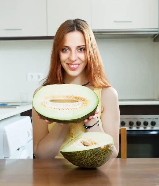 Meisje met rijpe meloen in kitchen — Stockfoto