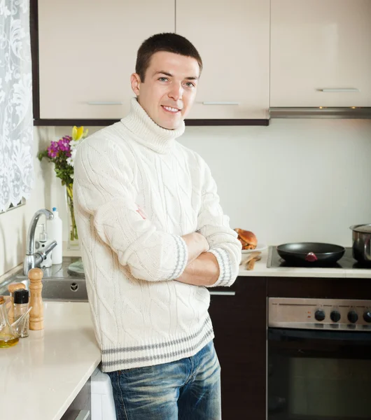 Knappe man in kitchen — Stockfoto