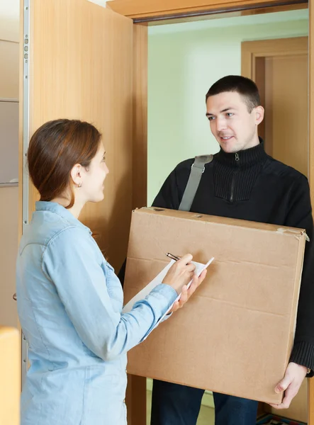 Postbode bracht pakket — Stockfoto