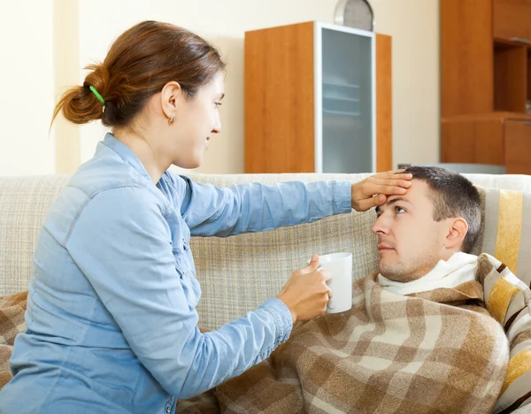 Mujer que cuida al hombre enfermo — Foto de Stock