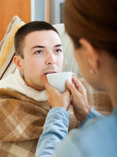 Frau pflegt kranken Mann — Stockfoto