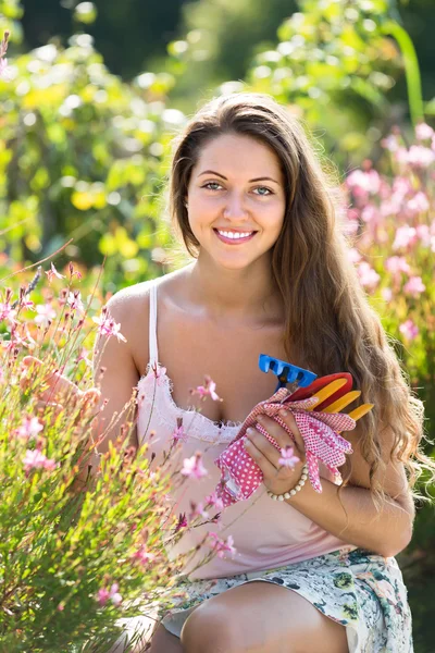 Sorrindo menina no jardim — Fotografia de Stock