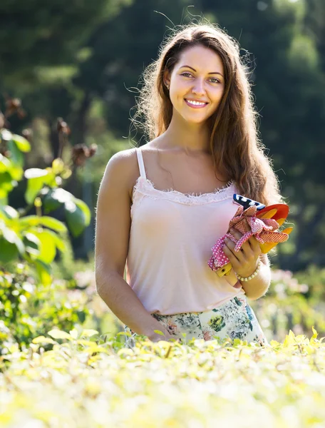 Ženské květinářství v letní zahradě — Stock fotografie