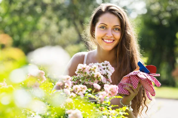 Vrouwelijke bloemist in zomertuin — Stockfoto