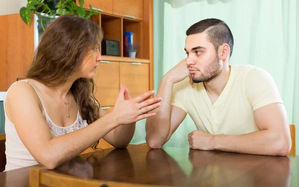 Casal tendo conversa séria — Fotografia de Stock