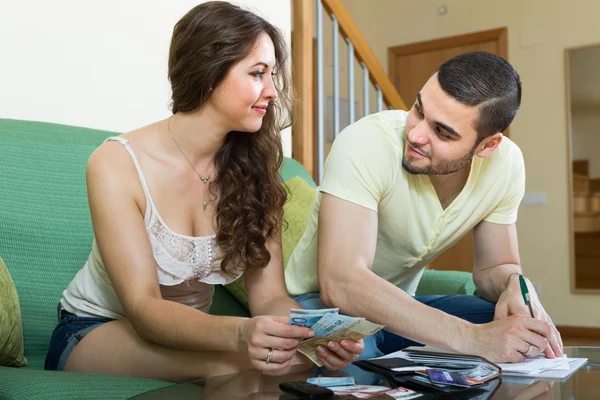 Young couple calculating budget — Stock Photo, Image