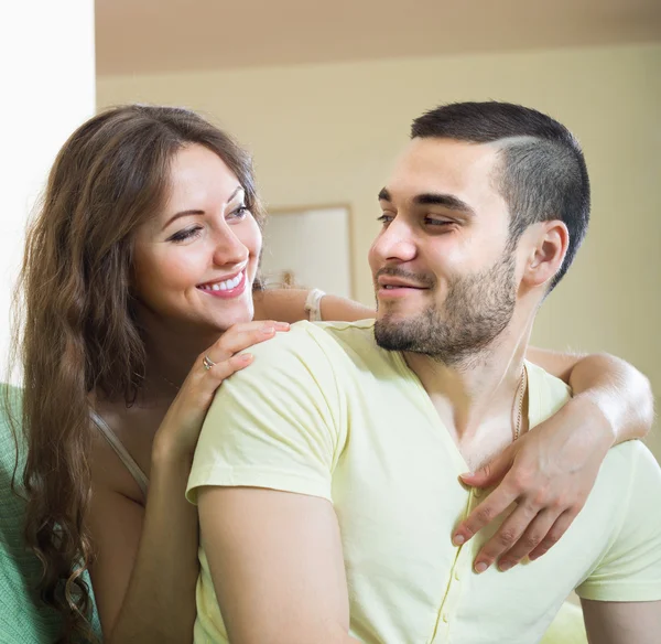 Portret van liefdevolle jong koppel — Stockfoto