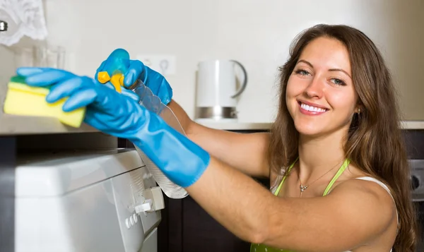 Hausfrau putzt Waschmaschine — Stockfoto