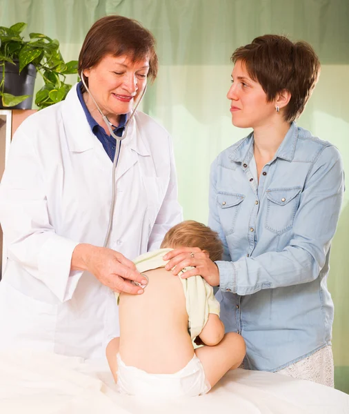 Doctor examining toddler Royalty Free Stock Photos