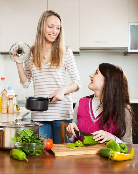 Dos mujeres felices cocinando algo — Foto de Stock