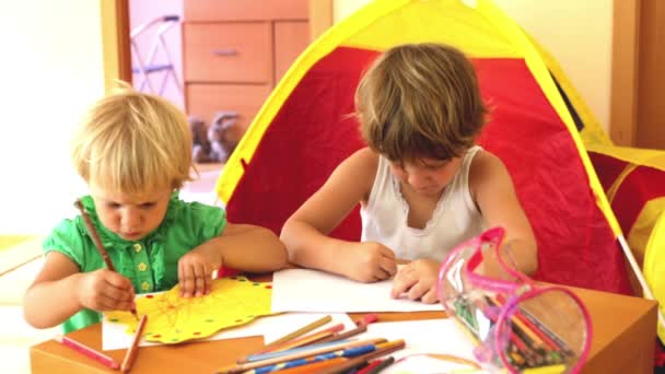 Siblings playing with pencils — Stock Video