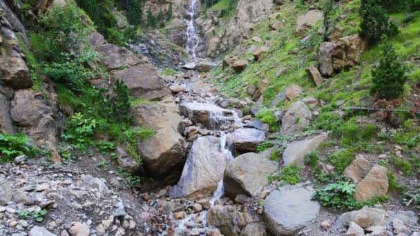 Cachoeira nas montanhas dos Pirenéus — Vídeo de Stock